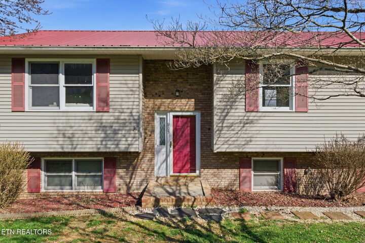 Property Photo: 905 S Sherbrooke Circle TN 37645