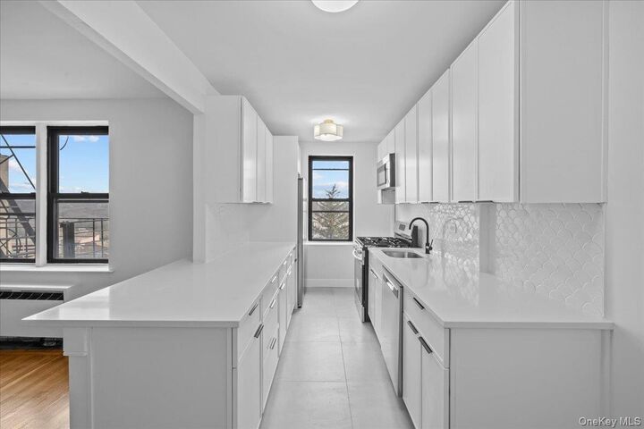 Property Photo:  445 W 240th Street 5N  NY 10463 