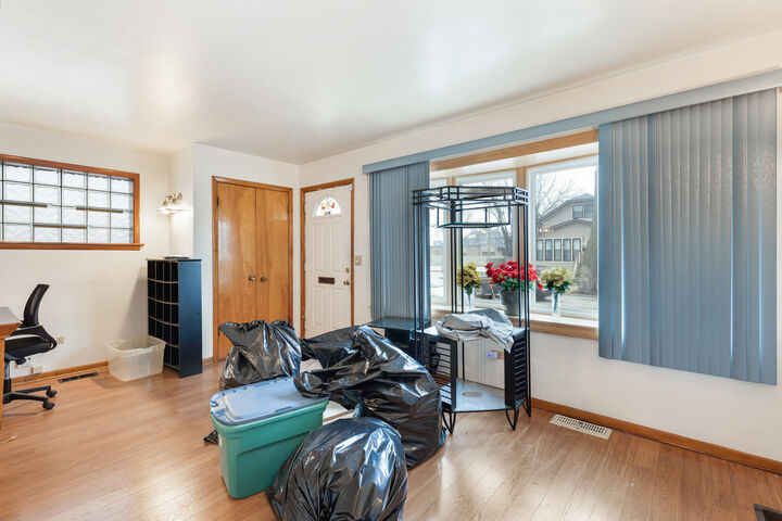 Property Photo: 1128 Circle Avenue IL 60130