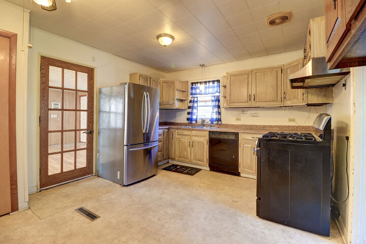 Property Photo:  811 W 19th Street  IL 61081 