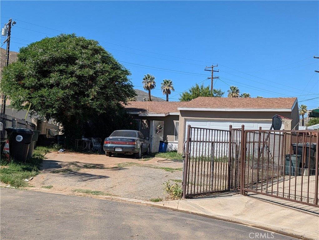 Property Photo: 5673 Bella CA 92509