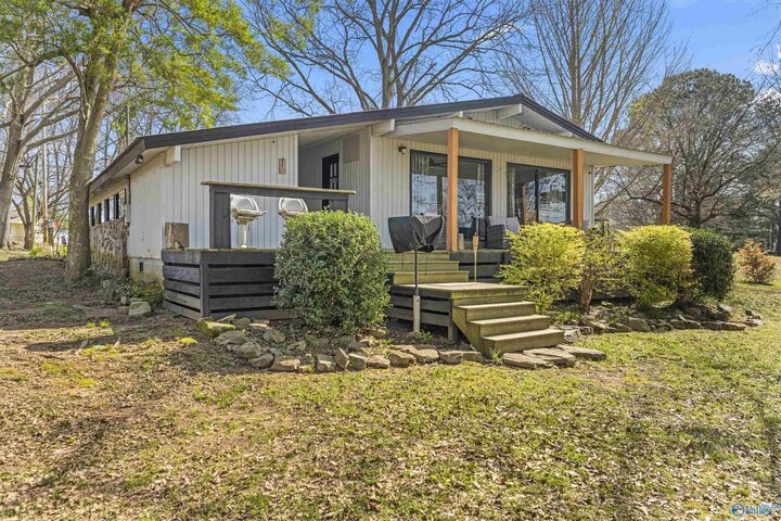 Property Photo:  404 County Road 307  AL 35057 