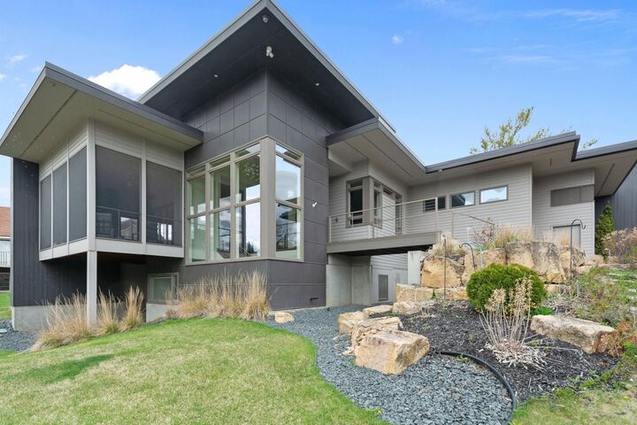 Property Photo:  702 Valley Way  MN 55305 