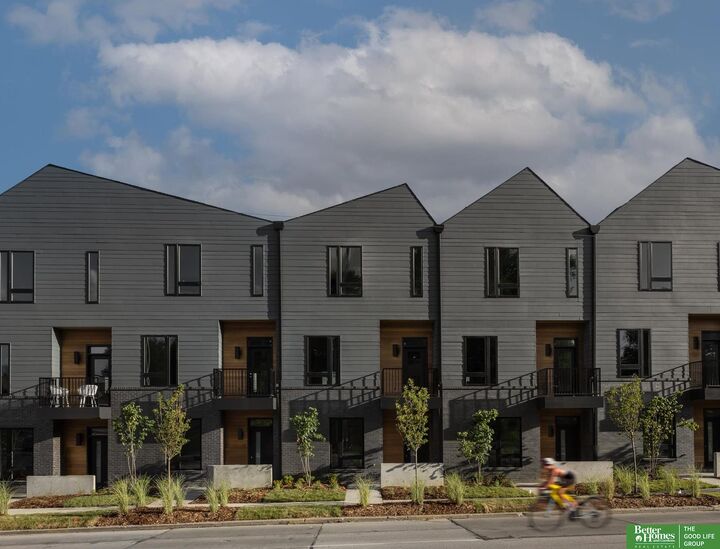 Property Photo: 5321 Elmwood Plaza NE 68106