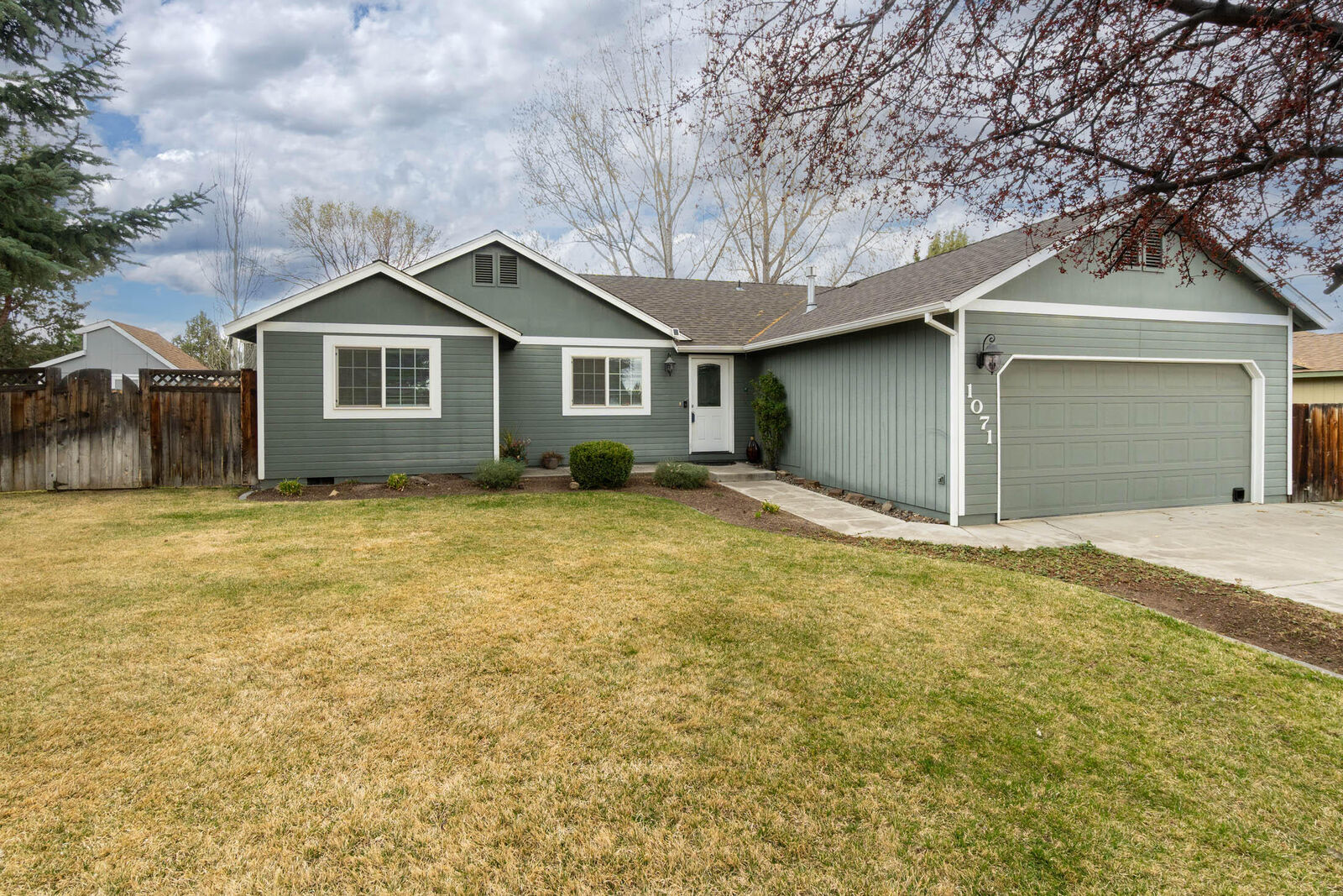 Property Photo:  1071 NE Locksley Drive  OR 97701 