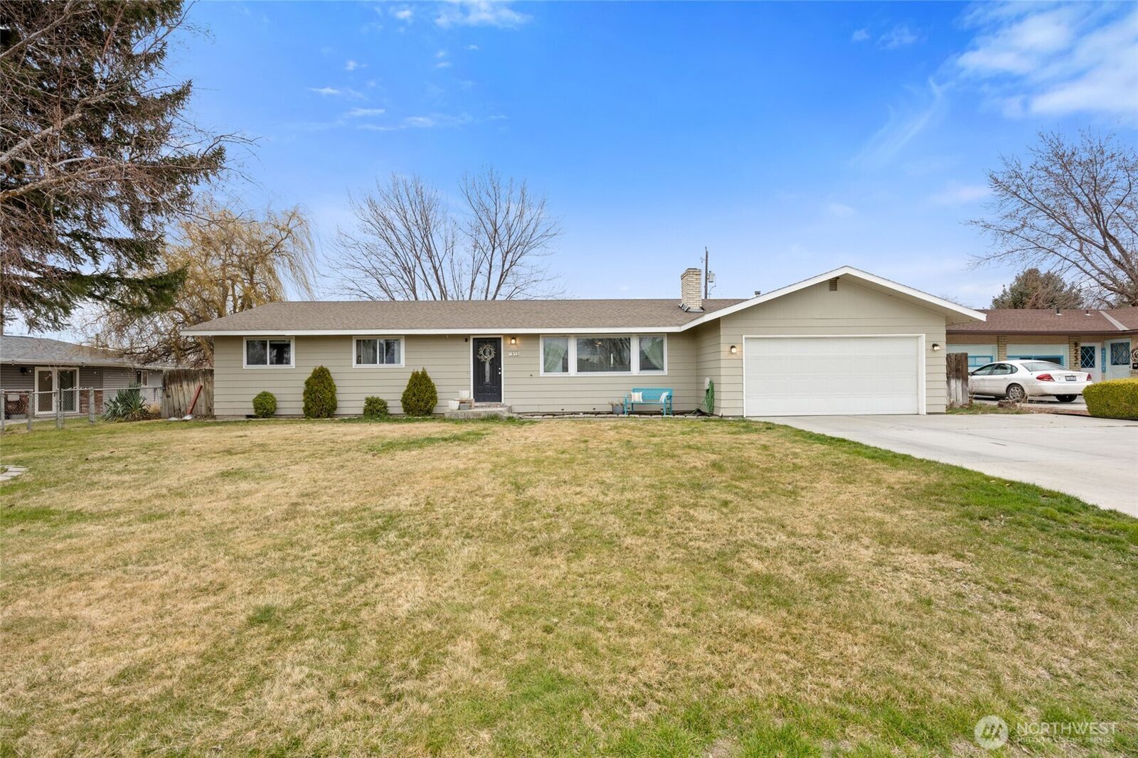 Property Photo: 915 E Elsinore Street WA 99344