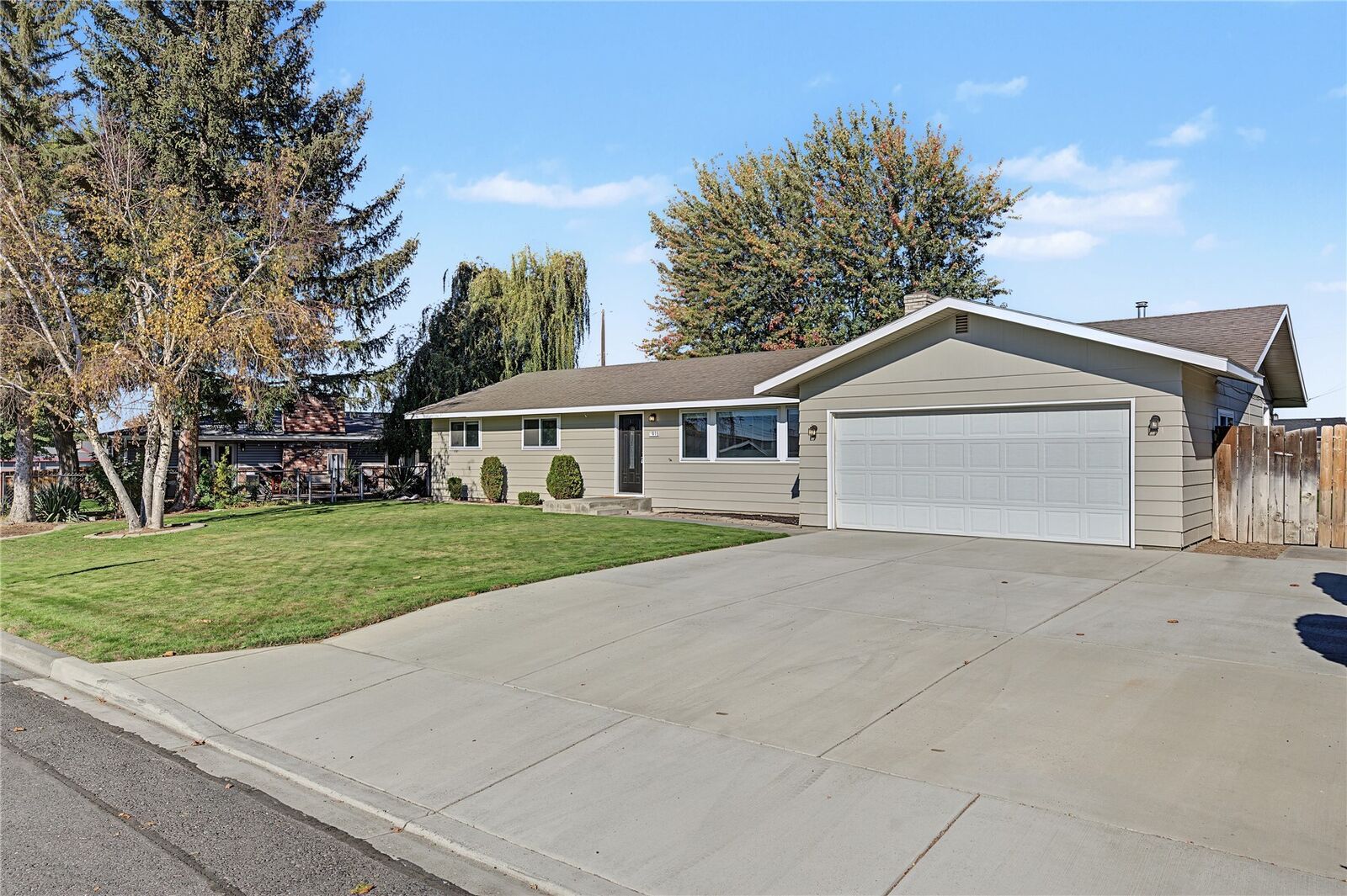 Property Photo: 915 E Elsinore Street WA 99344