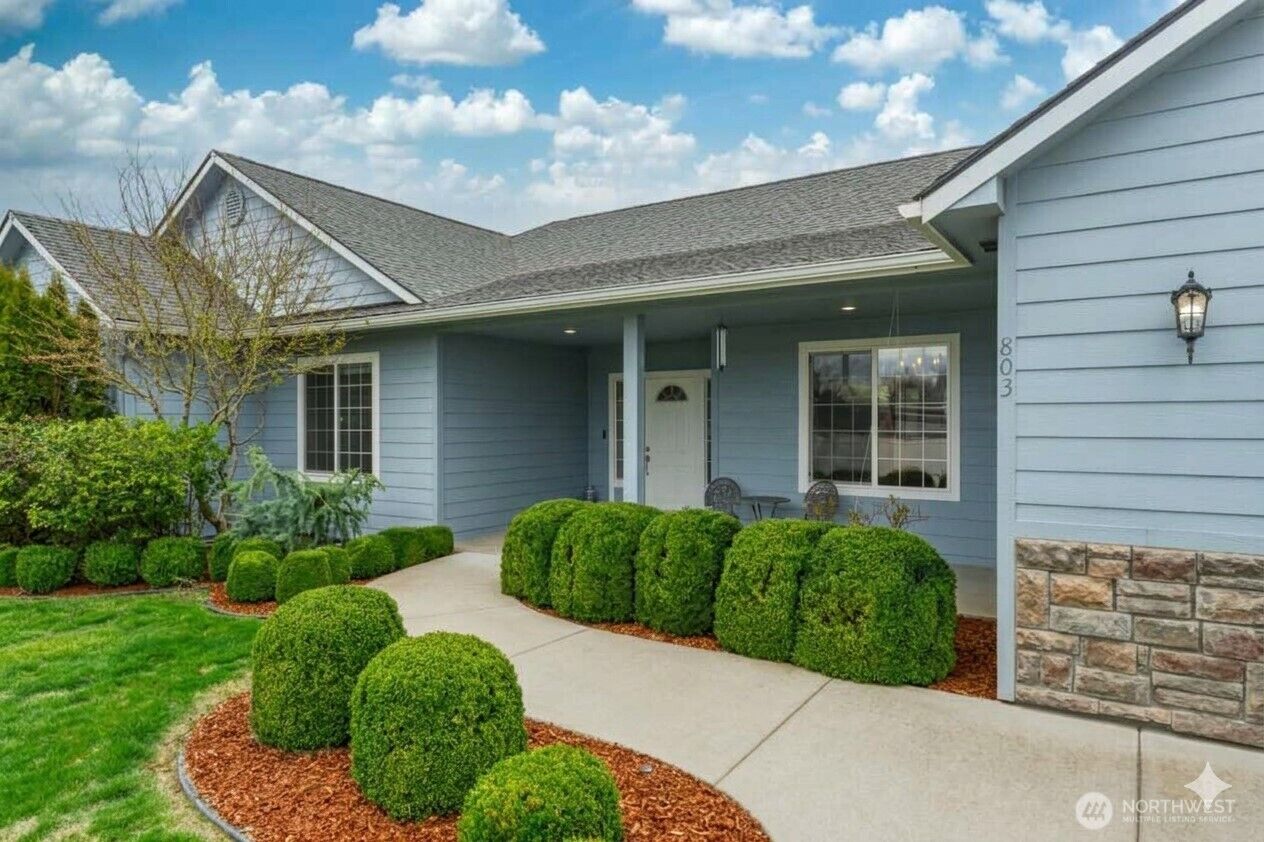 Property Photo: 803 SE Vintage Way WA 99324