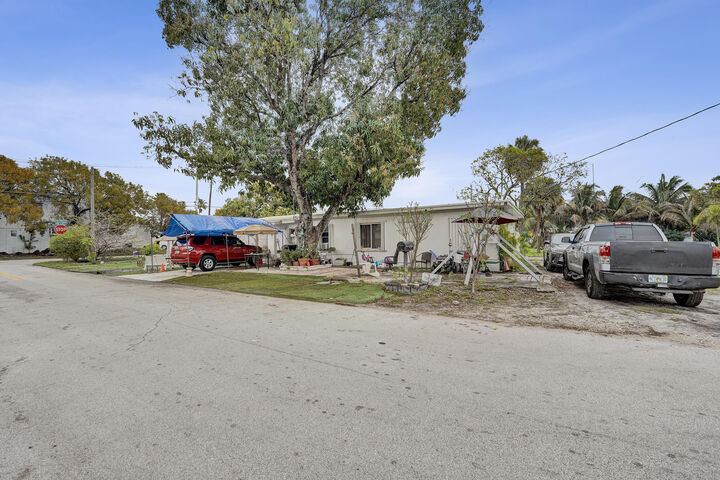 Property Photo: 630 NW 15th Avenue FL 33069