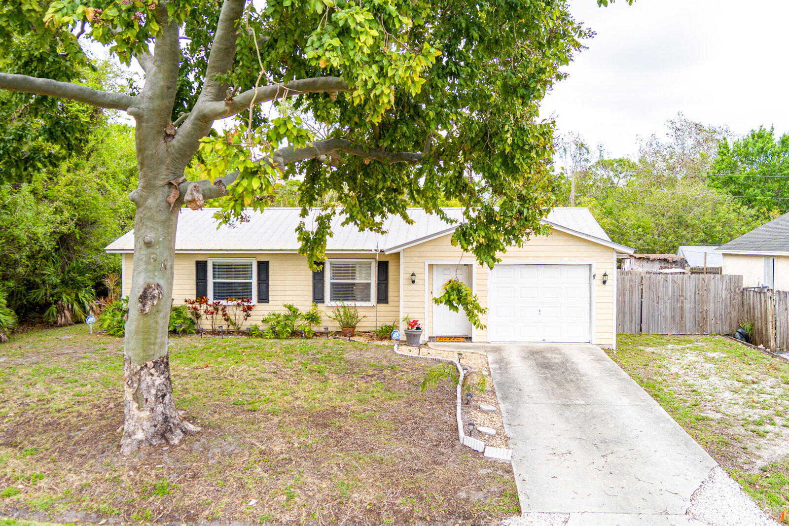 Property Photo:  225 SW Crescent Avenue  FL 34984 