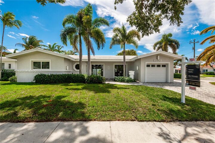 Property Photo:  2070 NE 65th St  FL 33308 