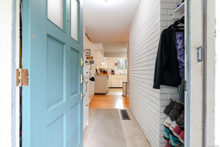 Property Photo: 395 Dogwood Dr BC V9G 1B7