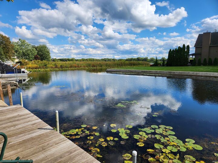 Property Photo: 407 E Cable Ln IN 46567