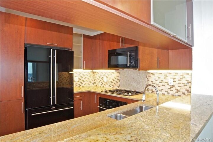 Property Photo:  175 Huguenot Street 2207  NY 10801 