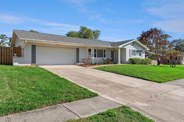 Property Photo:  522 Green Briar  FL 32714 