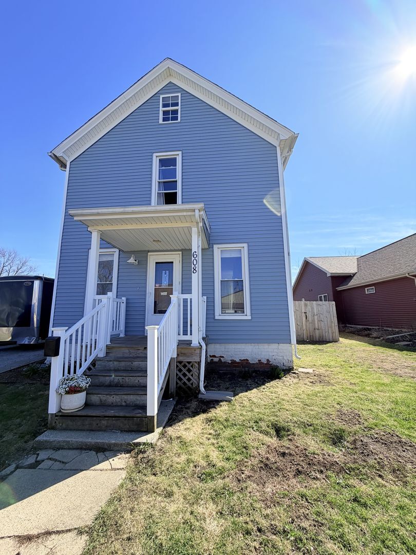 Property Photo:  608 W Cedar Street  IL 61752 