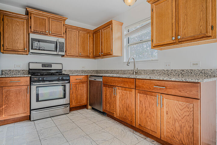 Property Photo:  1380 Brighton Lane  IL 60046 