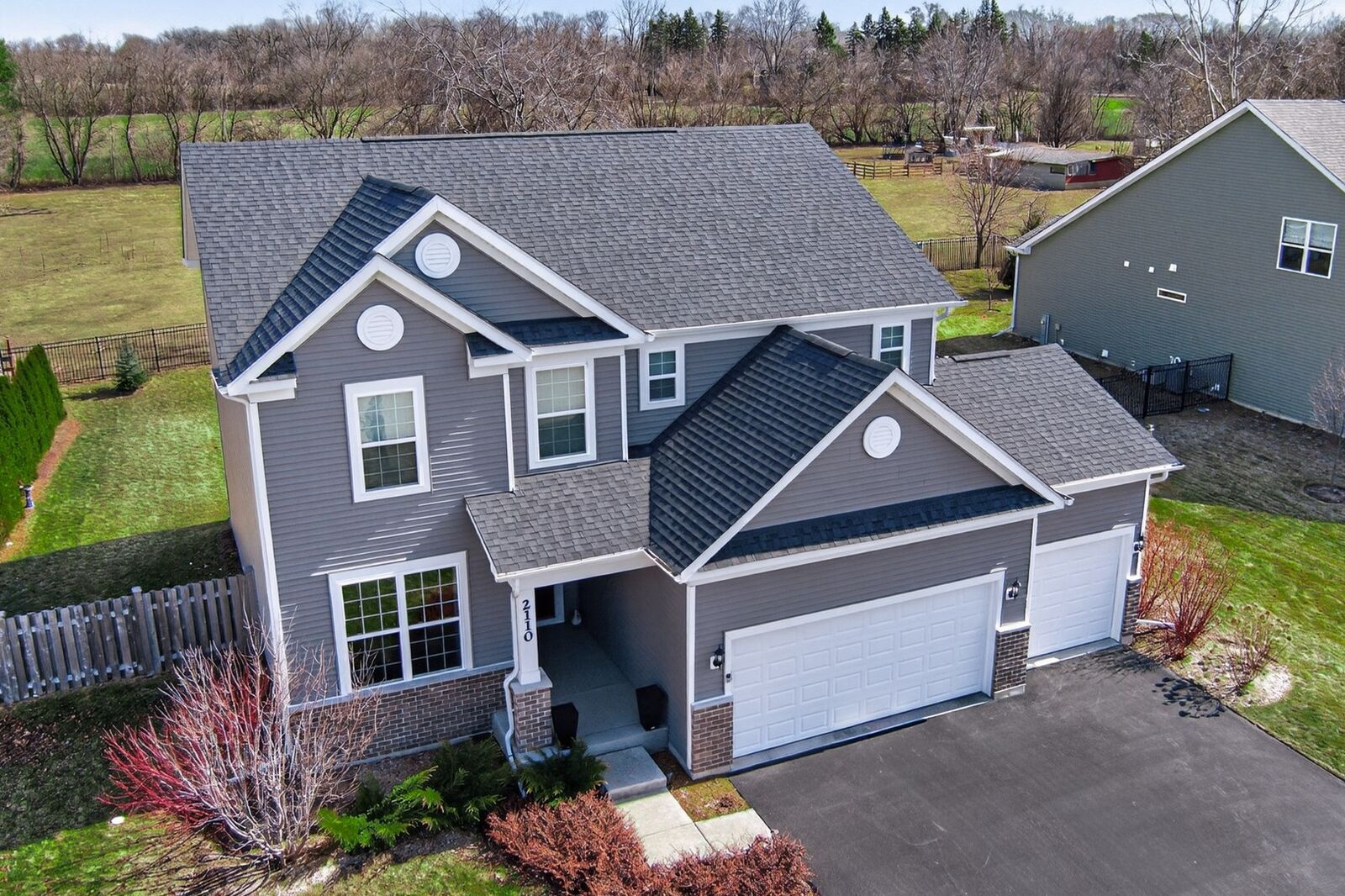 Property Photo: 2110 Silver Leaf Drive IL 60042