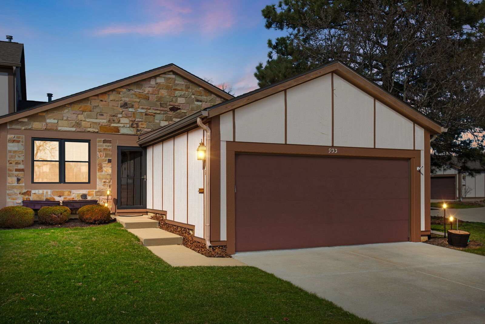 Property Photo:  933 Wheaton Oaks Drive  IL 60187 