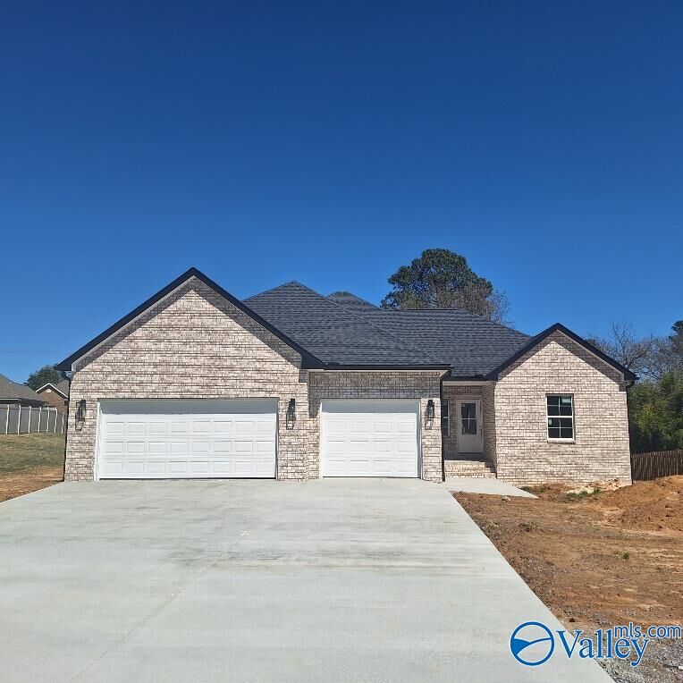 Property Photo:  50 County Road 1567  AL 35058 