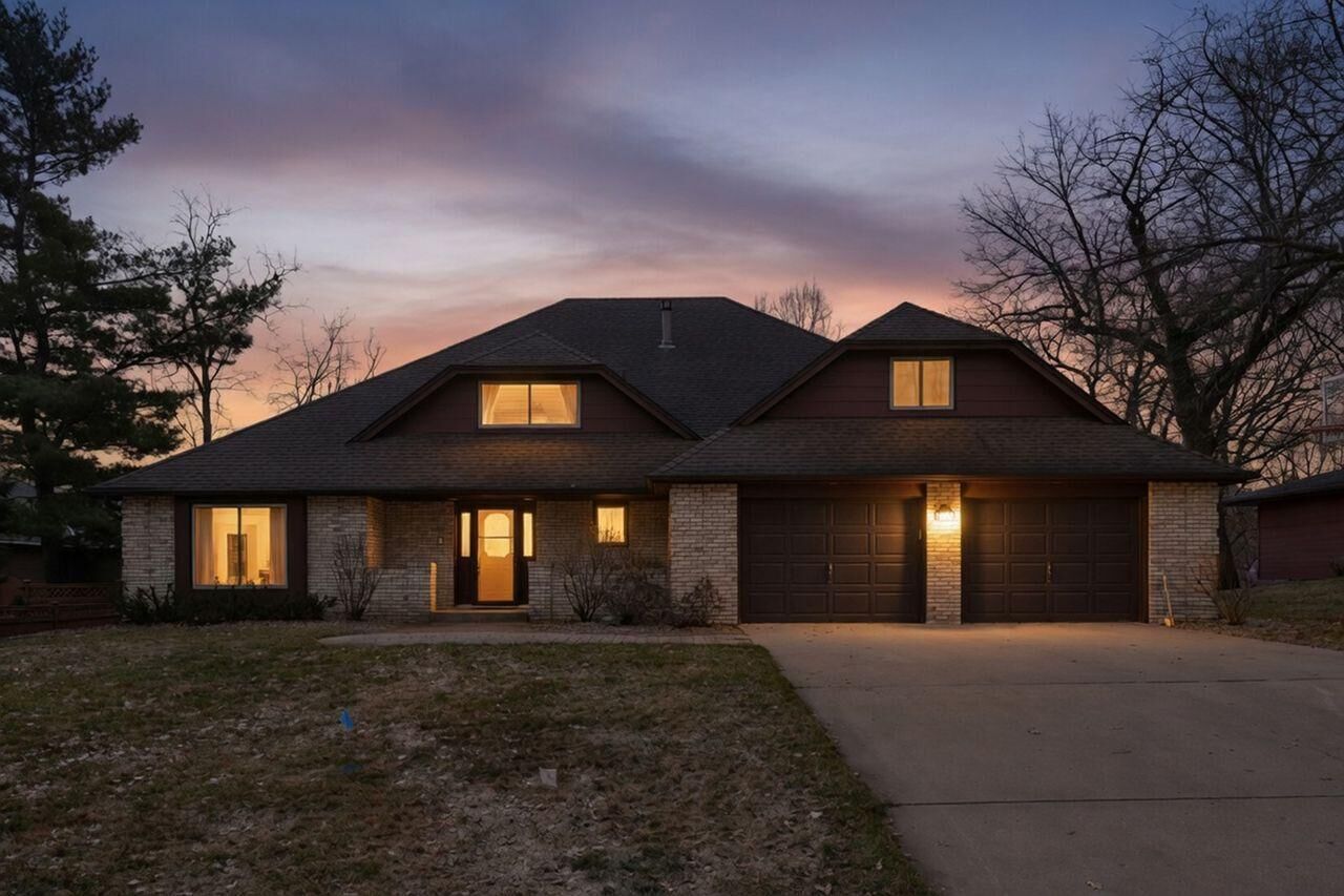 Property Photo:  970 Sherwood Road  MN 55126 