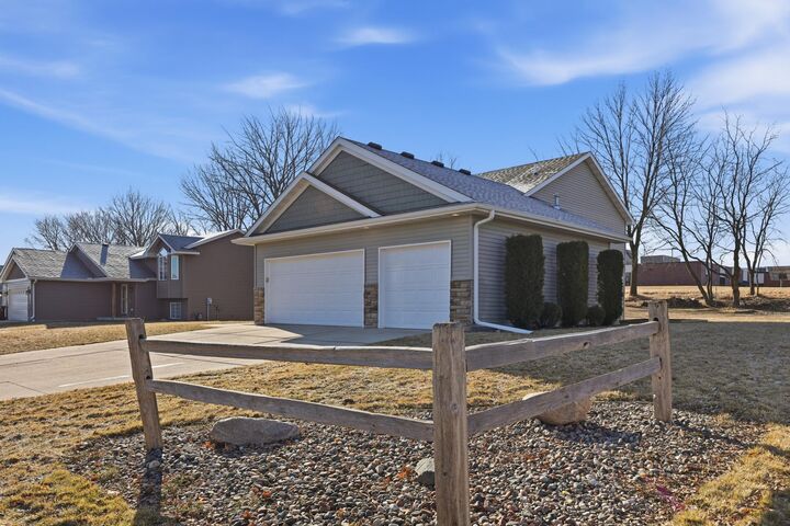 Property Photo:  700 Buffalo Hills Street  MN 55313 