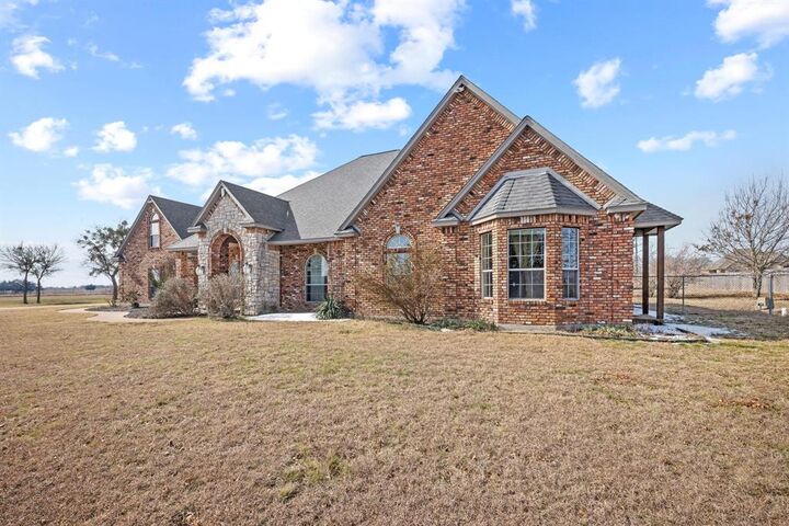 Property Photo: 820 Alysa Ln Lane TX 75167