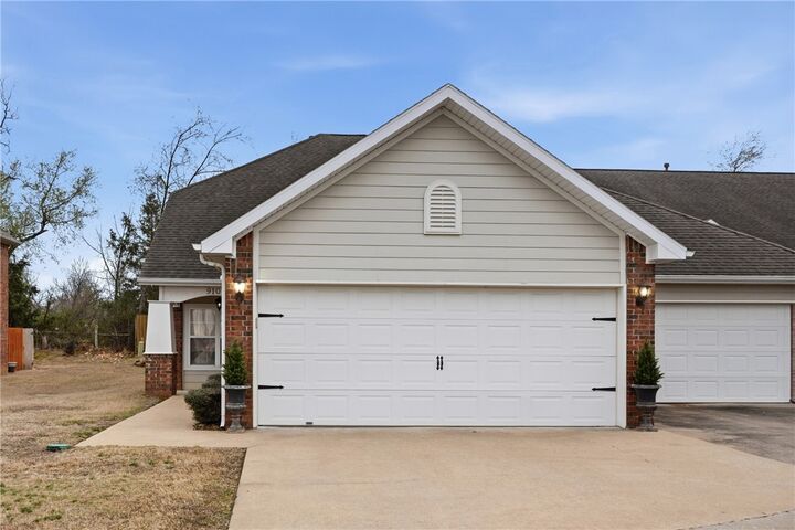 Property Photo: 910 S Dixson Street AR 72758