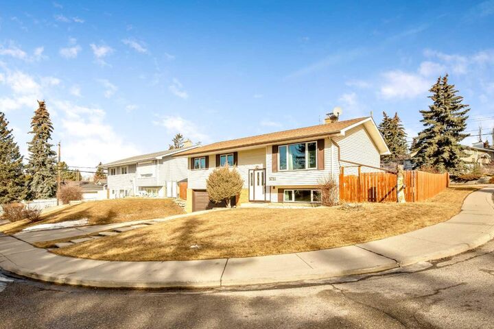 Property Photo:  5711 Dalmead Crescent NW  AB T3A 1E7 