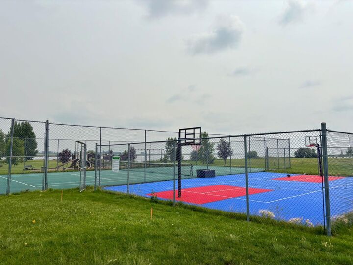 Property Photo: 1 Kingfisher Estates AB T1R 0X5