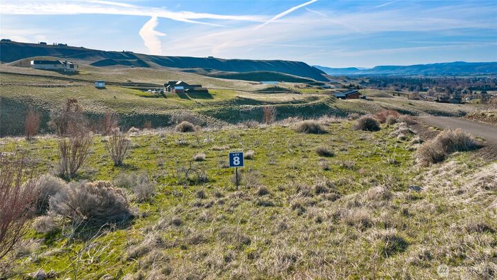 Property Photo: 8 Deer Valley Drive WA 98926