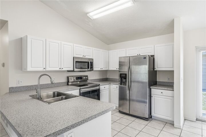 Property Photo: 204 14th Street SW FL 32962