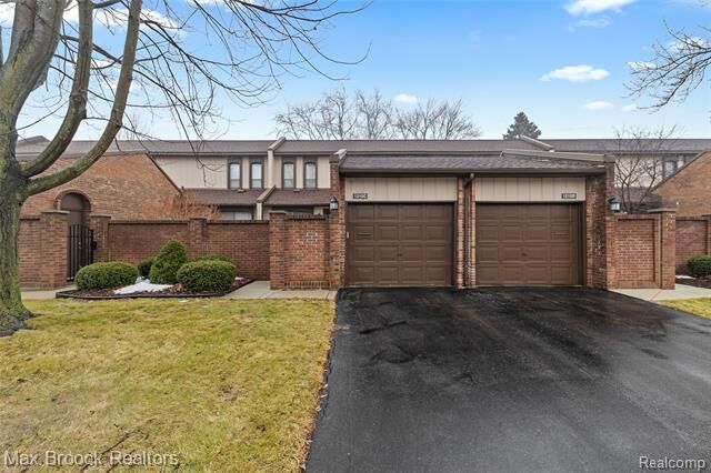 Property Photo: 1215 Kirts Boulevard C MI 48084