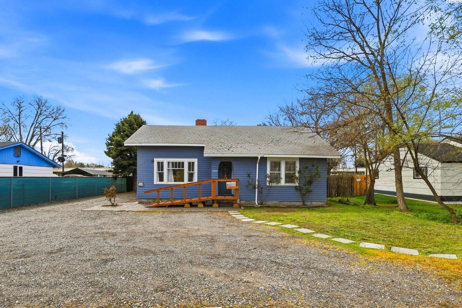 Property Photo:  2009 W 4th Avenue  WA 99336 