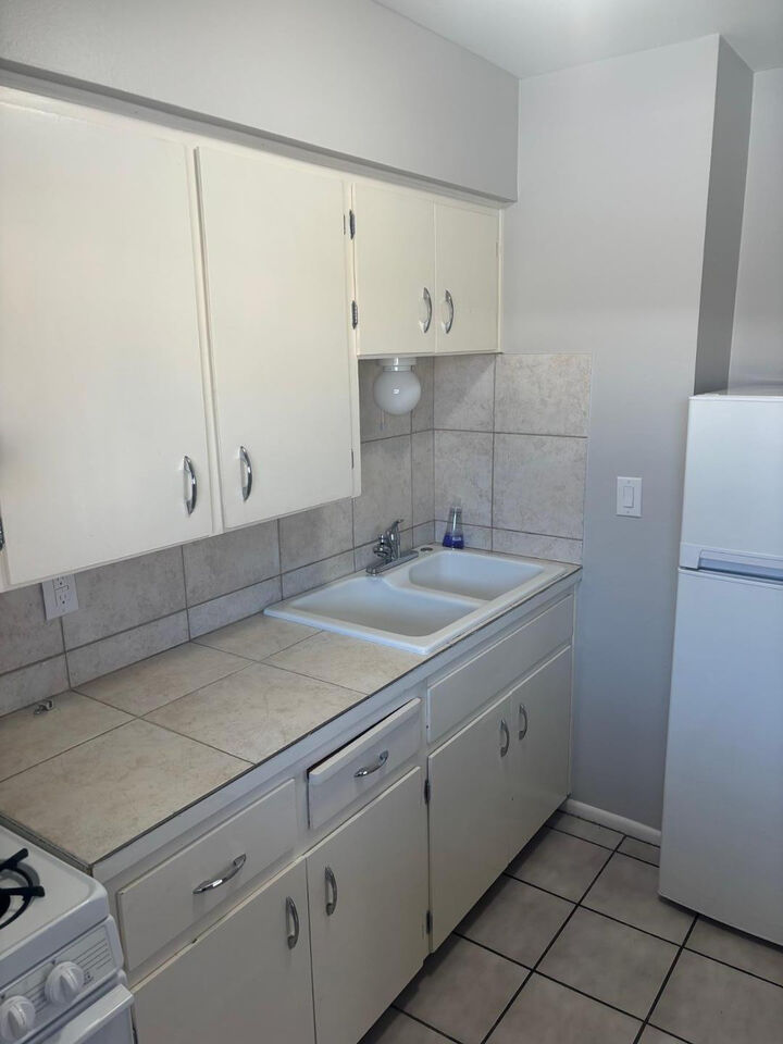 Property Photo:  2033 S Forest Avenue Apt 6  AZ 85282 