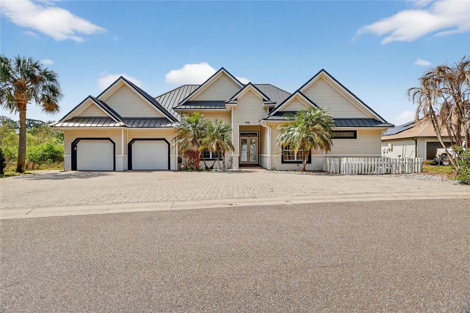 Property Photo:  1028 S Lake Mariam Drive  FL 33884 