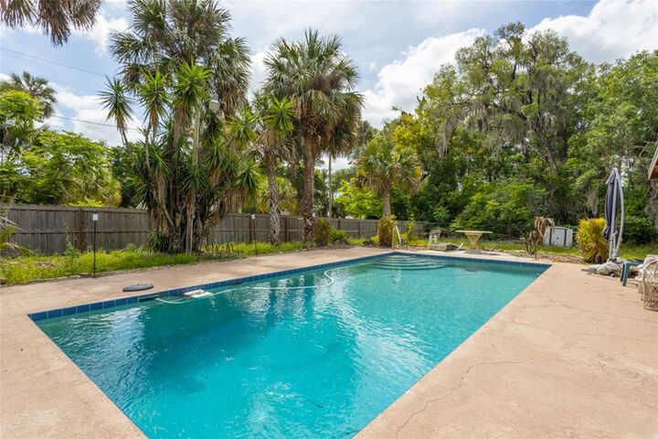 Property Photo:  474 E University Avenue  FL 32763 