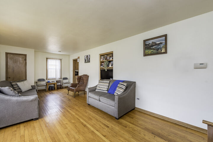 Property Photo: 905 Glenwood Avenue IL 60085