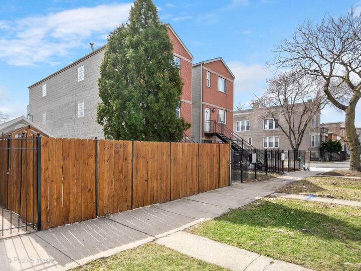 Property Photo:  2855 W Arthington Street  IL 60612 