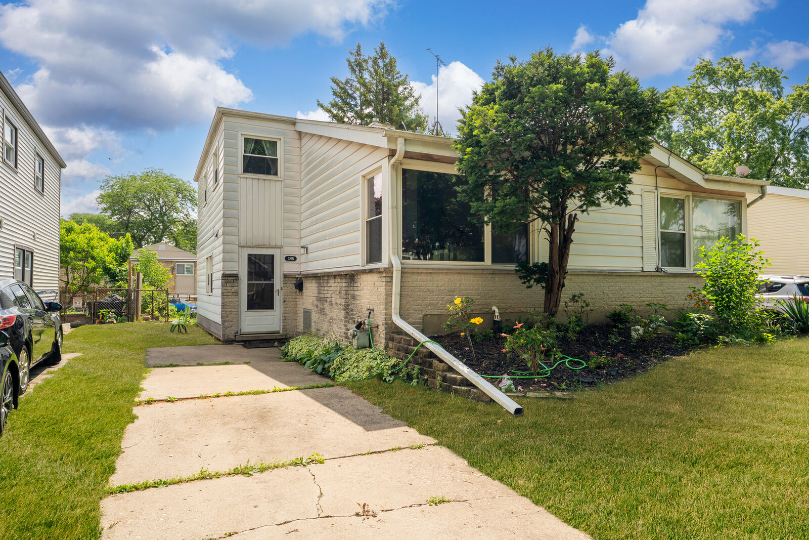 Property Photo: 381 N 4th Avenue B IL 60016