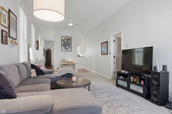 Property Photo: 1337 W Barry Avenue IL 60657