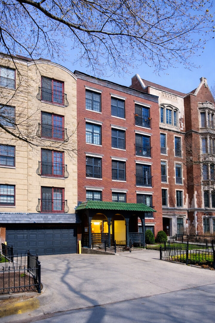 Property Photo:  512 W Barry Avenue 205  IL 60657 