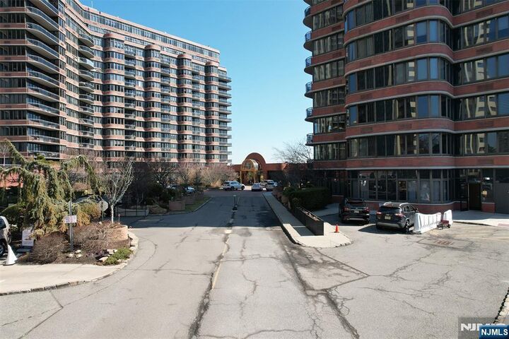 Property Photo:  100 Carlyle Drive 14G-North  NJ 07010 