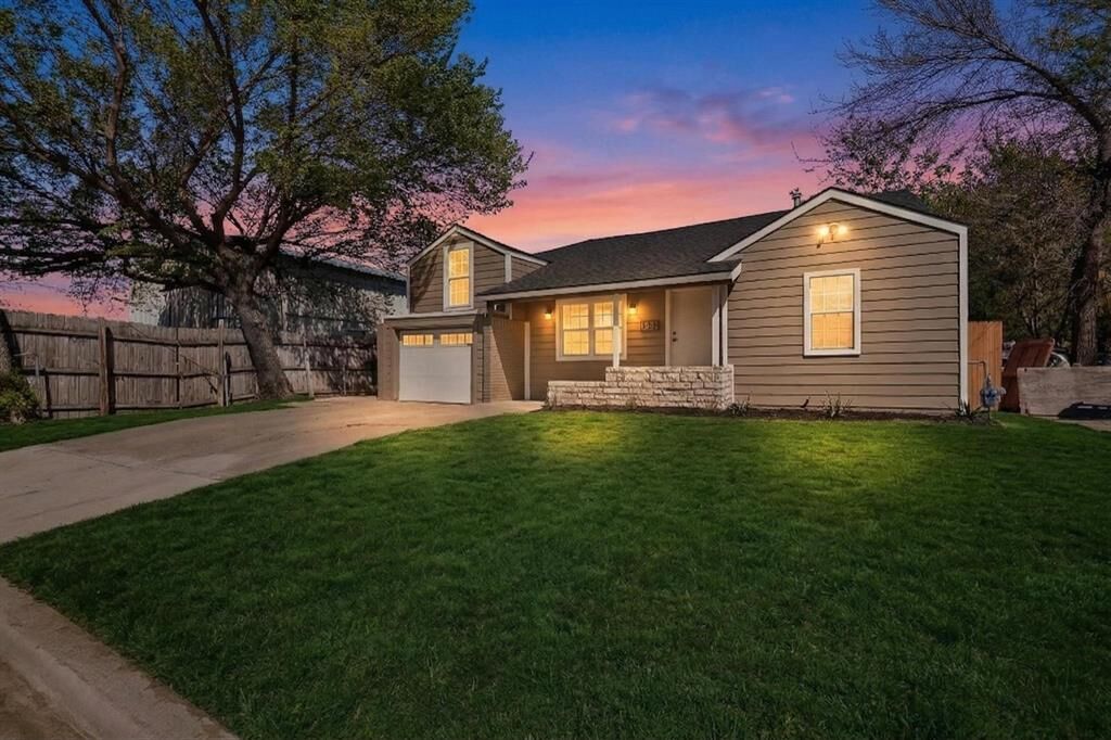 Property Photo:  102 S Tillery Avenue  TX 75211 