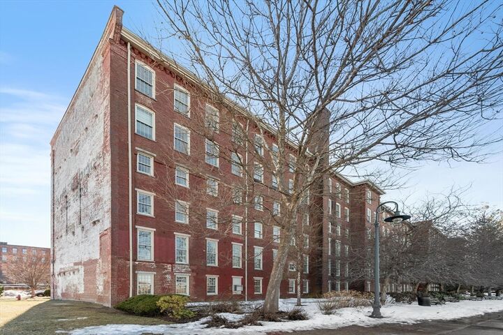 Property Photo:  52 Lawrence Dr M305  MA 01854 