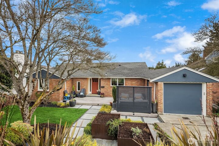 Property Photo: 5218 Ivanhoe Place NE WA 98105