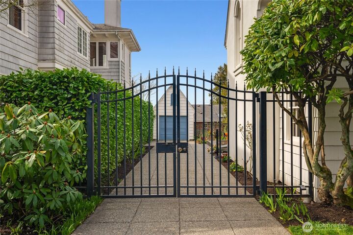 Property Photo:  1807  Federal Avenue E  WA 98102 