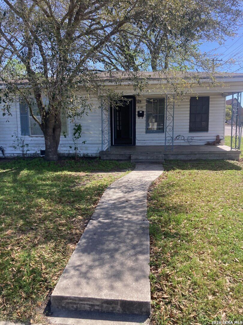 Property Photo: 2101 E Trinity TX 77901
