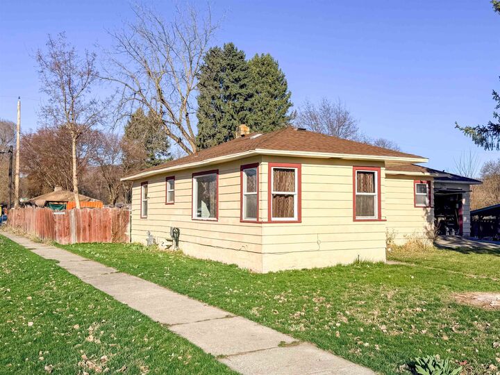 Property Photo:  780 S Larch St  WA 99141 