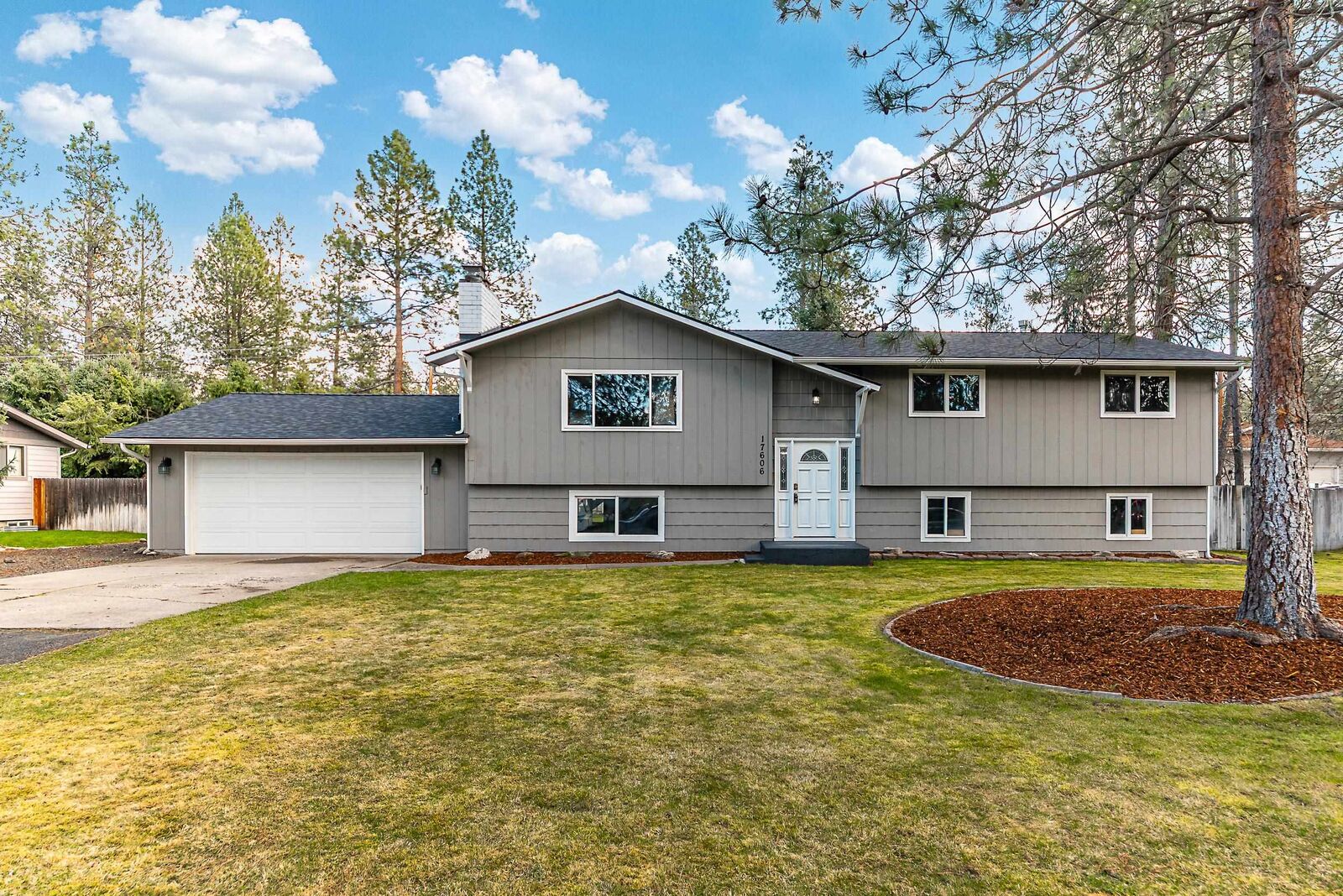 Property Photo: 17606 N Michael Rd WA 99005